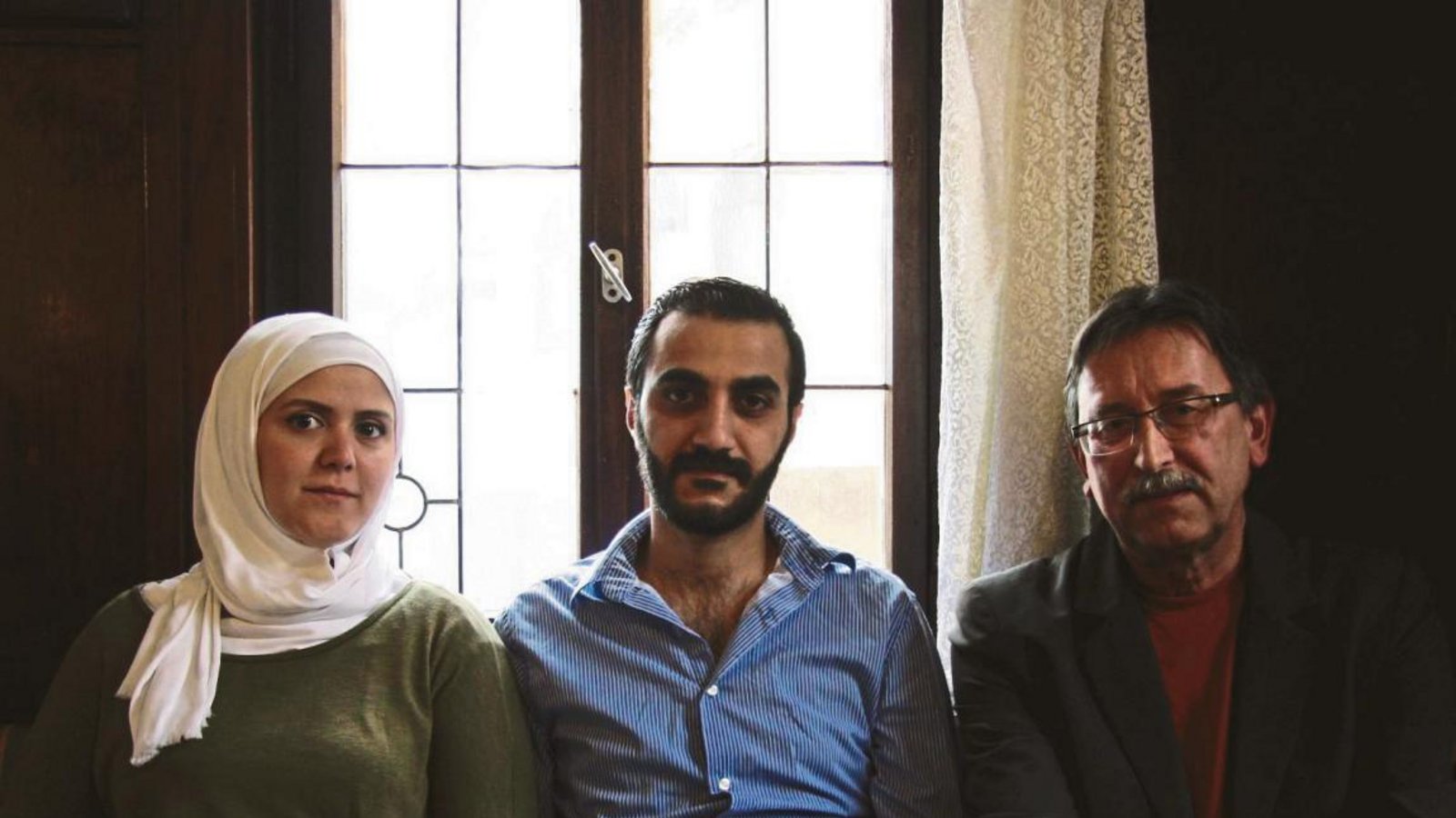 Nour Refae und Tarek Mukresh hoffen auf eine baldige Familienzusammenführung. Die zwei Kinder sind noch in Aleppo, wo weiterhin der Krieg tobt. Rolf Regener (rechts) tut sein Bestes, um der Familie zu helfen.  Foto: Thomaser