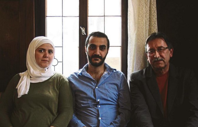 Nour Refae und Tarek Mukresh hoffen auf eine baldige Familienzusammenführung. Die zwei Kinder sind noch in Aleppo, wo weiterhin der Krieg tobt. Rolf Regener (rechts) tut sein Bestes, um der Familie zu helfen.  Foto: Thomaser