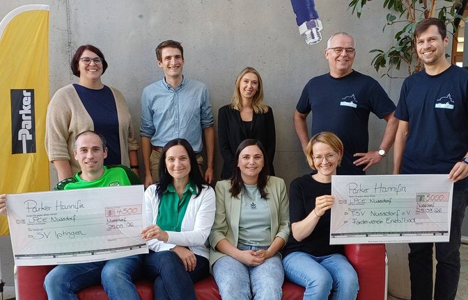 Freude bei der Spendenübergabe (hinten von links): Anja Schüle, Standortleiter Antoine de Franssu und Isabell Zoglowek von Parker, vom Förderverein Enztalbad Stephan Sure und Christoph Irion. Vorne von links Benjamin Rapp und Tamara Rieger vom SV Iptingen sowie Anna Stahn und Anja Späth vom TSV Nussdorf. Foto: Rücker
