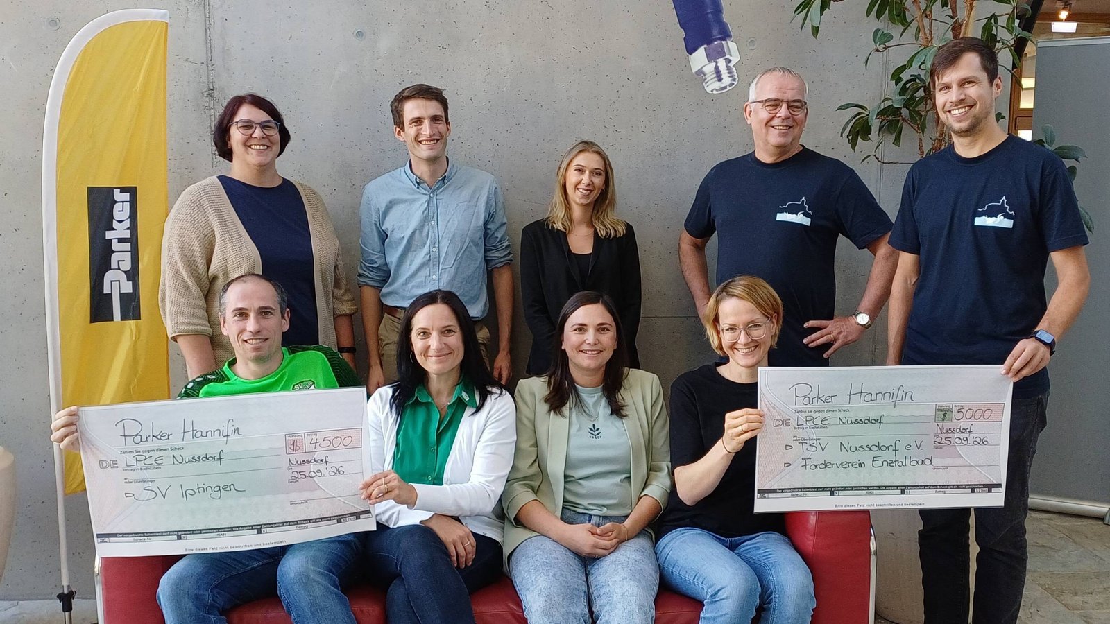 Freude bei der Spendenübergabe (hinten von links): Anja Schüle, Standortleiter Antoine de Franssu und Isabell Zoglowek von Parker, vom Förderverein Enztalbad Stephan Sure und Christoph Irion. Vorne von links Benjamin Rapp und Tamara Rieger vom SV Iptingen sowie Anna Stahn und Anja Späth vom TSV Nussdorf. Foto: Rücker Freude bei der Spendenübergabe (hinten von links): Anja Schüle, Standortleiter Antoine de Franssu und Isabell Zoglowek von Parker, vom Förderverein Enztalbad Stephan Sure und Christoph Irion. Vorne von links Benjamin Rapp und Tamara Rieger vom SV Iptingen sowie Anna Stahn und Anja Späth vom TSV Nussdorf. Foto: Rücker