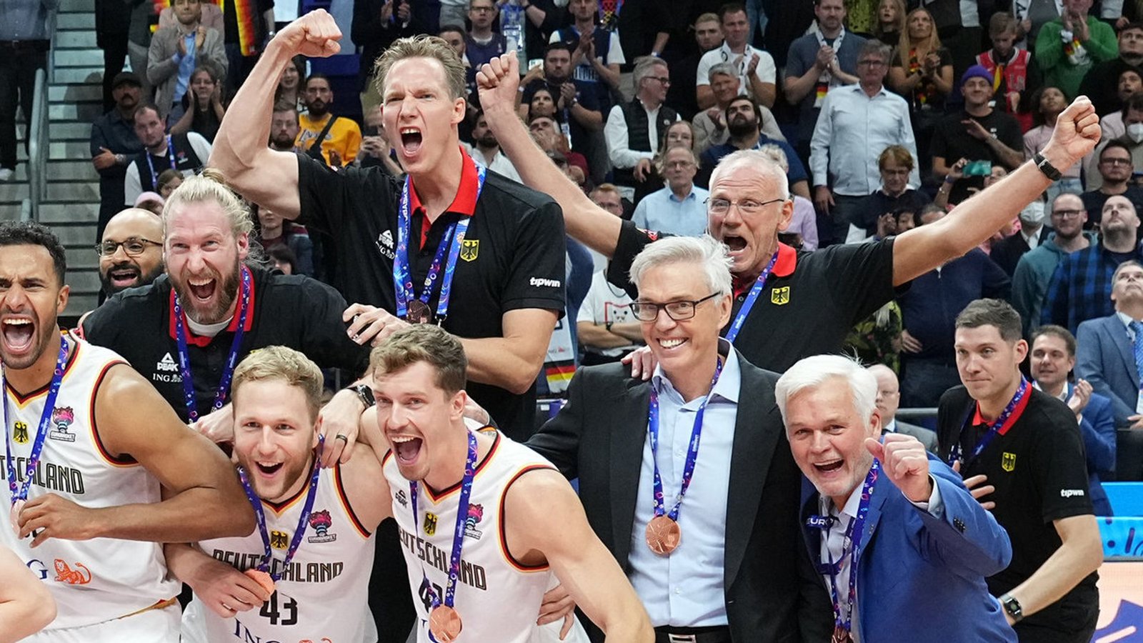 Bundestrainer Gordon Herbert (2. vo. re.) war beim Feiern nur eine Randfigur und ging mit seinen Emotionen sparsam um.Foto: dpa/Soeren Stache