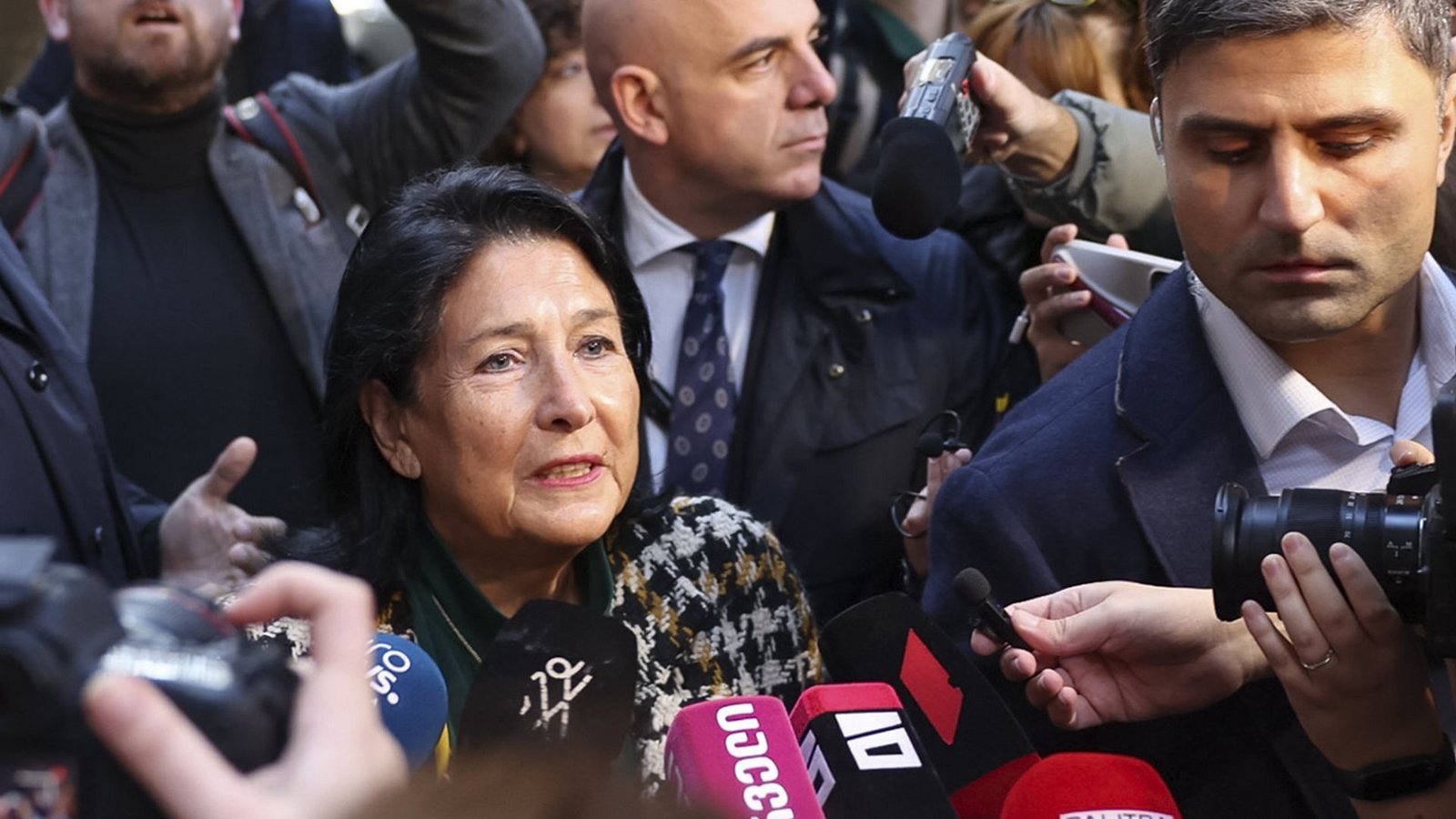 Die georgische Präsidentin Salome Surabischwili (M) spricht während der Parlamentswahlen in Georgien zu Journalisten.Foto: dpa Die georgische Präsidentin Salome Surabischwili (M) spricht während der Parlamentswahlen in Georgien zu Journalisten.Foto: dpa