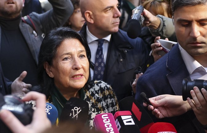 Die georgische Präsidentin Salome Surabischwili (M) spricht während der Parlamentswahlen in Georgien zu Journalisten.<span class='image-autor'>Foto: dpa</span>