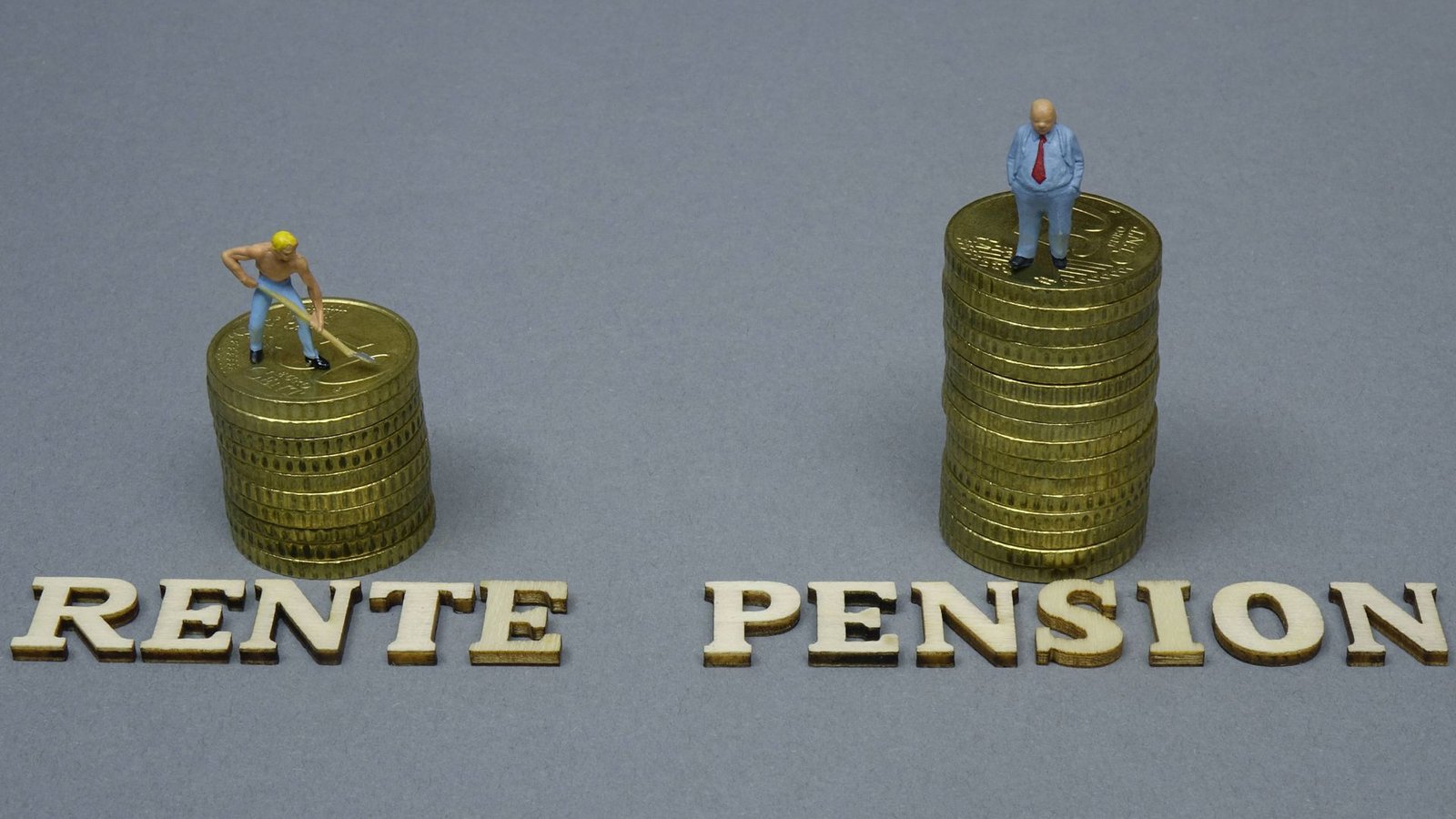 Der eine malocht und hat weniger, der andere im Amtssessel und hat mehr: So einfach ist die Sache mit ente und Pension nun doch nicht. Die Systeme der Altersversorgung sind deutlich komplizierter.Foto: mago/Steinach