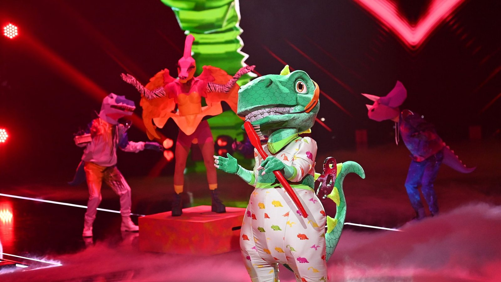 Der Sieg sollte in der darauffolgenden Staffel an den Dinosaurier gehen. Sänger Sasha steckte unter der Maske.Foto: dpa/Willi Weber Der Sieg sollte in der darauffolgenden Staffel an den Dinosaurier gehen. Sänger Sasha steckte unter der Maske.Foto: dpa/Willi Weber