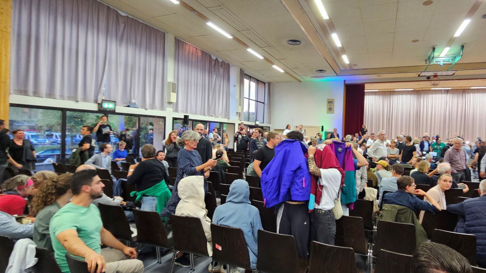 Das Streitgespräch in der Tübinger Hermann-Hepper-Halle war teilweise von tumultartigen Zuständen überschattet.Foto: Andreas Rosar Fotoagentur Stuttgart Das Streitgespräch in der Tübinger Hermann-Hepper-Halle war teilweise von tumultartigen Zuständen überschattet.Foto: Andreas Rosar Fotoagentur Stuttgart