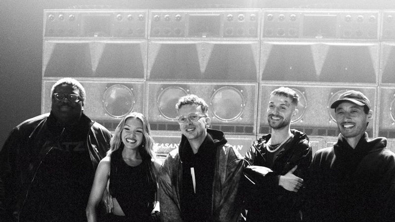 Von links nach rechts: Rayan Djima von der Band Blumengarten, Rapperin Shirin David, Christoph Erkes (Fizzle) vom Produzententeam Kitschkrieg, Samuel Eikmann von Blumengarten und Christian Meyerholz (Fiji Kris) von Kitschkrieg.Foto: Handout / Berlin/Kitschkrieg/dpa Von links nach rechts: Rayan Djima von der Band Blumengarten, Rapperin Shirin David, Christoph Erkes (Fizzle) vom Produzententeam Kitschkrieg, Samuel Eikmann von Blumengarten und Christian Meyerholz (Fiji Kris) von Kitschkrieg.Foto: Handout / Berlin/Kitschkrieg/dpa