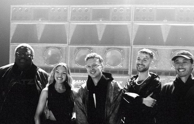 Von links nach rechts: Rayan Djima von der Band Blumengarten, Rapperin Shirin David, Christoph Erkes (Fizzle) vom Produzententeam Kitschkrieg, Samuel Eikmann von Blumengarten und Christian Meyerholz (Fiji Kris) von Kitschkrieg.<span class='image-autor'>Foto: Handout / Berlin/Kitschkrieg/dpa</span>