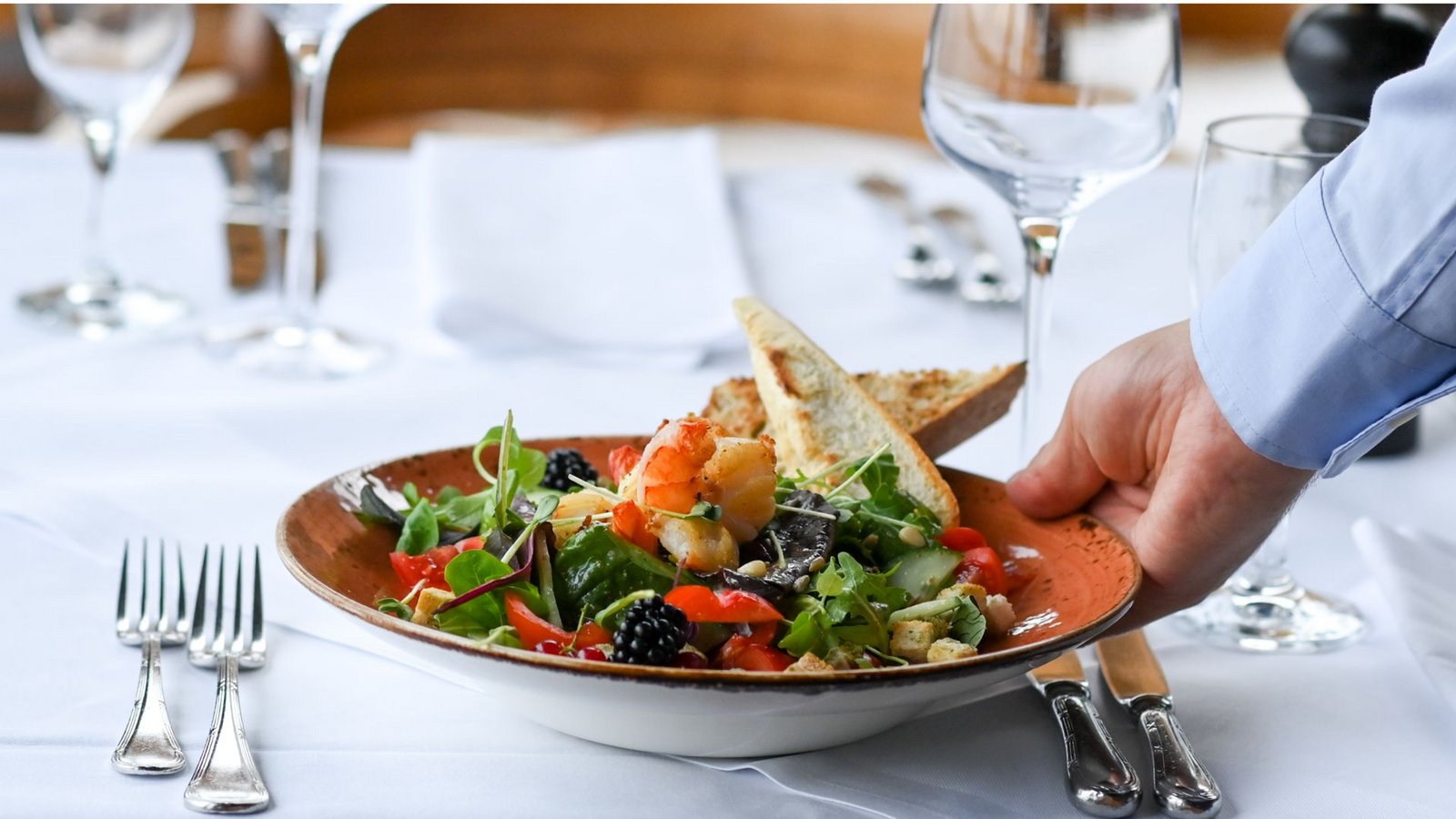 Auf der persönlichen Sparliste der Bürgerinnen und Bürger stehen Restaurantbesuche ganz oben.Foto: Jens Kalaene/dpa Auf der persönlichen Sparliste der Bürgerinnen und Bürger stehen Restaurantbesuche ganz oben.Foto: Jens Kalaene/dpa