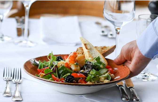 Auf der persönlichen Sparliste der Bürgerinnen und Bürger stehen Restaurantbesuche ganz oben.<span class='image-autor'>Foto: Jens Kalaene/dpa</span>