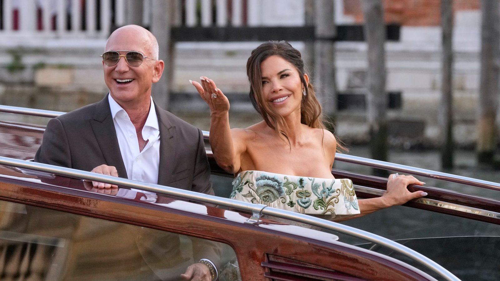 Vor einem Jahr heirateten Amazon-Milliardär Jeff Bezos und Laura Sánchez in Venedig. (Archivbild)Foto: Luca Bruno/AP/dpa Vor einem Jahr heirateten Amazon-Milliardär Jeff Bezos und Laura Sánchez in Venedig. (Archivbild)Foto: Luca Bruno/AP/dpa