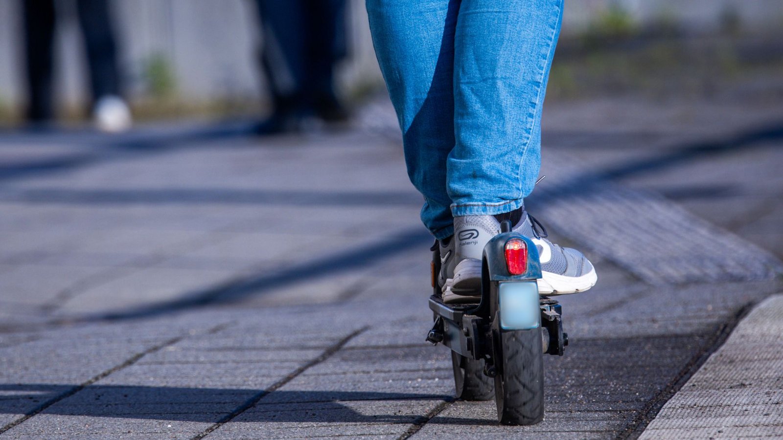 Ein Mann war mit einem E-Scooter auf der Autobahn unterwegs (Symbolbild).Foto: picture alliance/dpa/Jens Büttner Ein Mann war mit einem E-Scooter auf der Autobahn unterwegs (Symbolbild).Foto: picture alliance/dpa/Jens Büttner