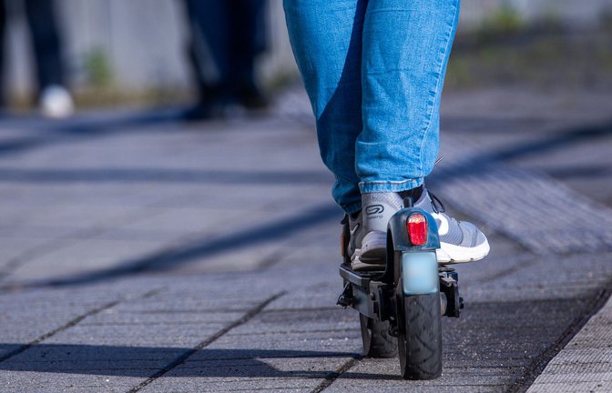 Ein Mann war mit einem E-Scooter auf der Autobahn unterwegs (Symbolbild).<span class='image-autor'>Foto: picture alliance/dpa/Jens Büttner</span>
