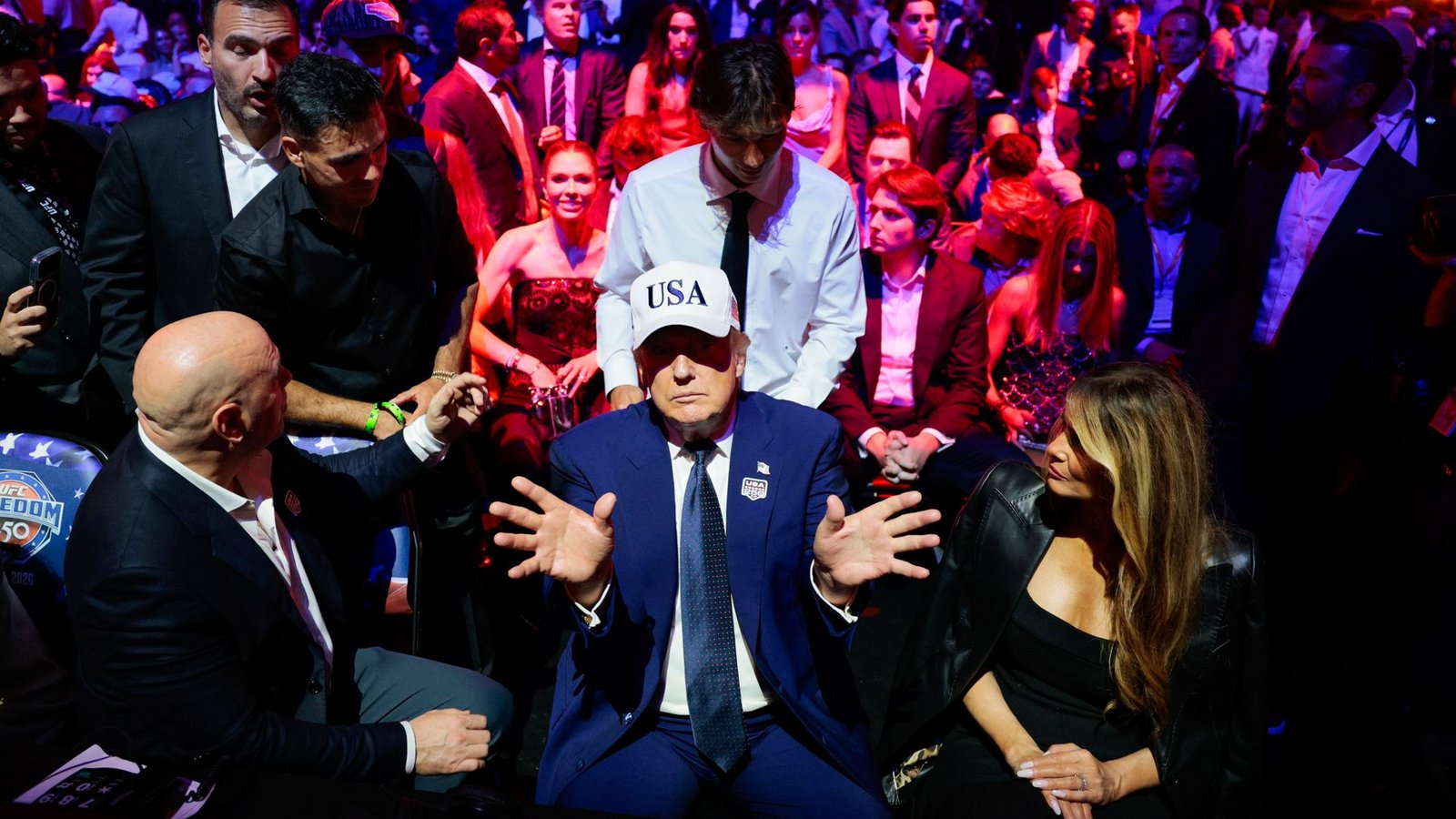 Donald Trump gestikuliert umgeben von UFC-Präsident und CEO Dana White (links) und First Lady Melania Trump.Foto: Evan Vucci/Pool Reuters via AP/d/Evan Vucci Donald Trump gestikuliert umgeben von UFC-Präsident und CEO Dana White (links) und First Lady Melania Trump.Foto: Evan Vucci/Pool Reuters via AP/d/Evan Vucci