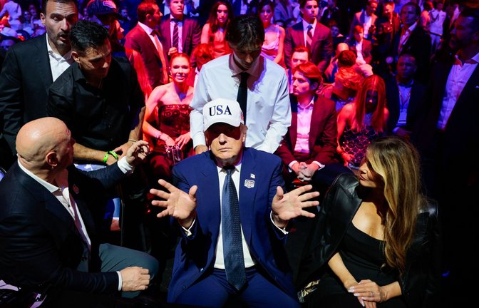 Donald Trump gestikuliert umgeben von UFC-Präsident und CEO Dana White (links) und First Lady Melania Trump.<span class='image-autor'>Foto: Evan Vucci/Pool Reuters via AP/d/Evan Vucci</span>