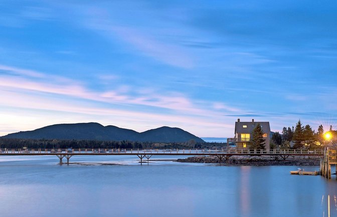 An der Küste von  Maine, wo dieses  Haus steht, spielen sich häufig die Romane von Elizabeth Strout ab, so auch „Am Meer.<span class='image-autor'>Foto: imago/imago stock&people</span>