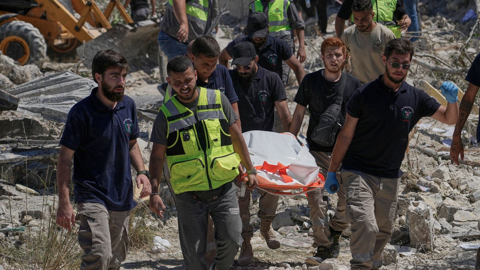 Die Kämpfe zwischen israelischem Militär und Hisbollah gehen trotz jüngster Waffenruhe weiter.Foto: Mohammed Zaatari/AP/dpa
