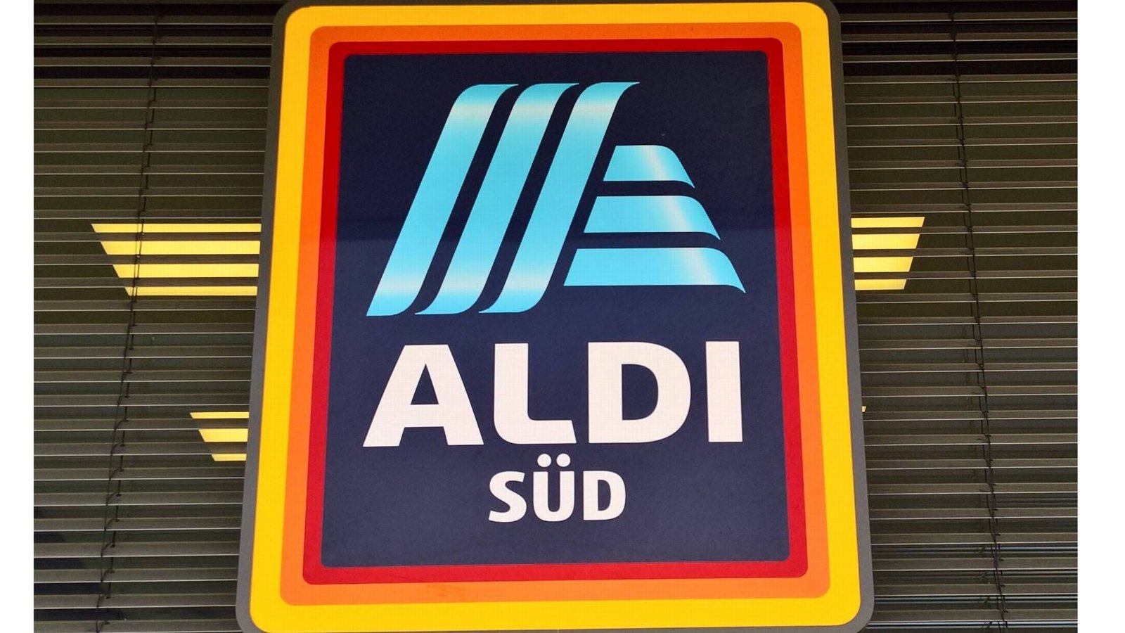 Als Aldi bekannt sind die zwei aus einem gemeinsamen Unternehmen hervorgegangenen, rechtlich selbstständigen Unternehmensgruppen und Discount-Einzelhandelsketten Aldi Nord und Aldi SüdFoto: Imago/Manferd Segerer