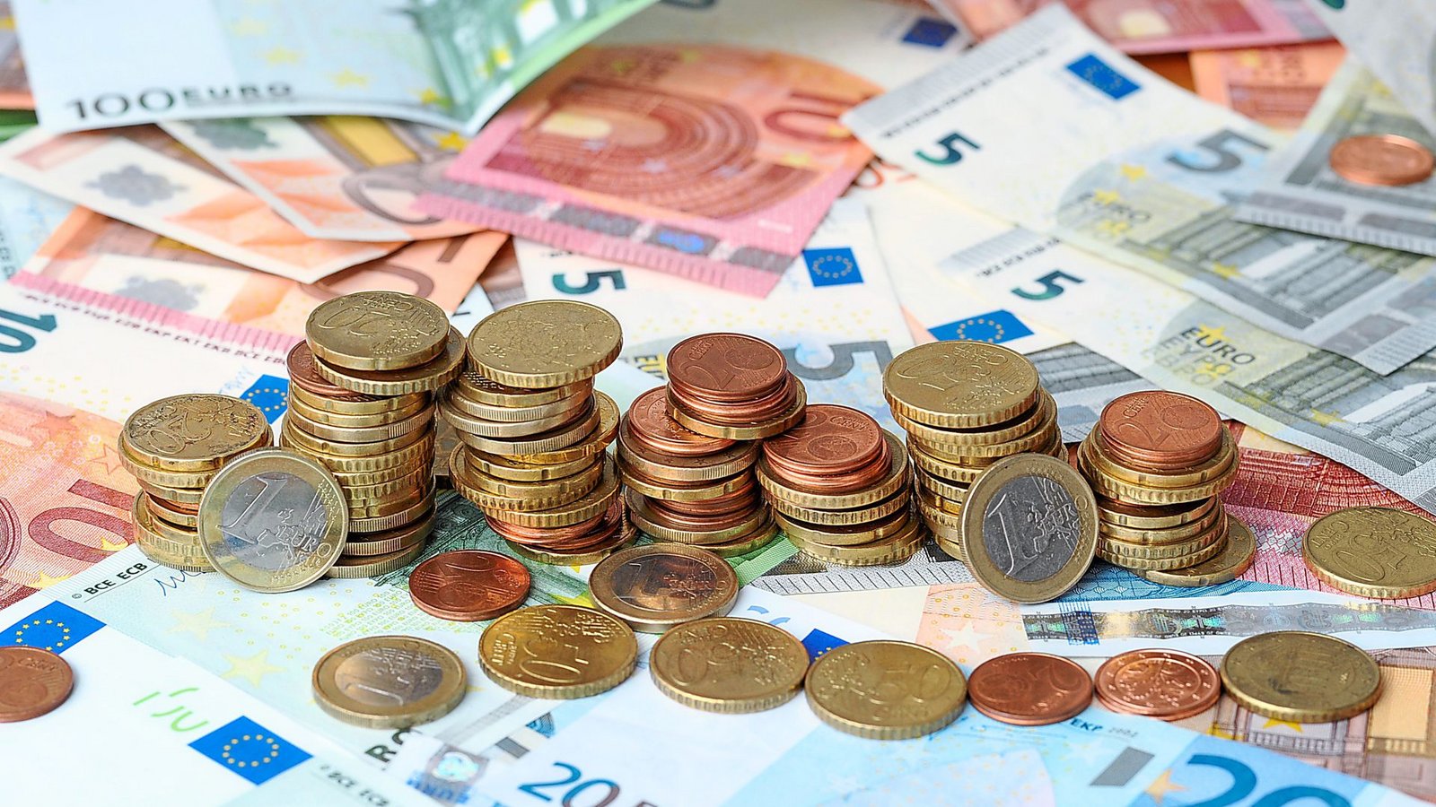 Geldeinlagen gewinnen an Wert: Die Banken bieten wieder höhere Zinsen für Tages- und Festgeld.Foto: dpa/Tobias Hase