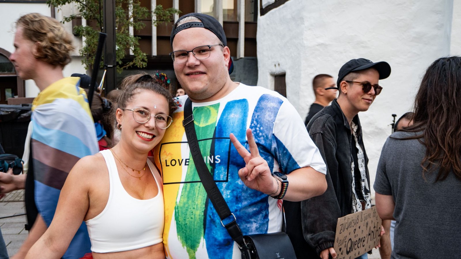 „Wir haben uns sehr sicher gefühlt und hatten nie das Gefühl, dass hier gleich der Platz gestürmt wird“, sagt Tobi, der mit Natalie zum CSD in Albstadt gekommen ist.Foto: René Wolff „Wir haben uns sehr sicher gefühlt und hatten nie das Gefühl, dass hier gleich der Platz gestürmt wird“, sagt Tobi, der mit Natalie zum CSD in Albstadt gekommen ist.Foto: René Wolff