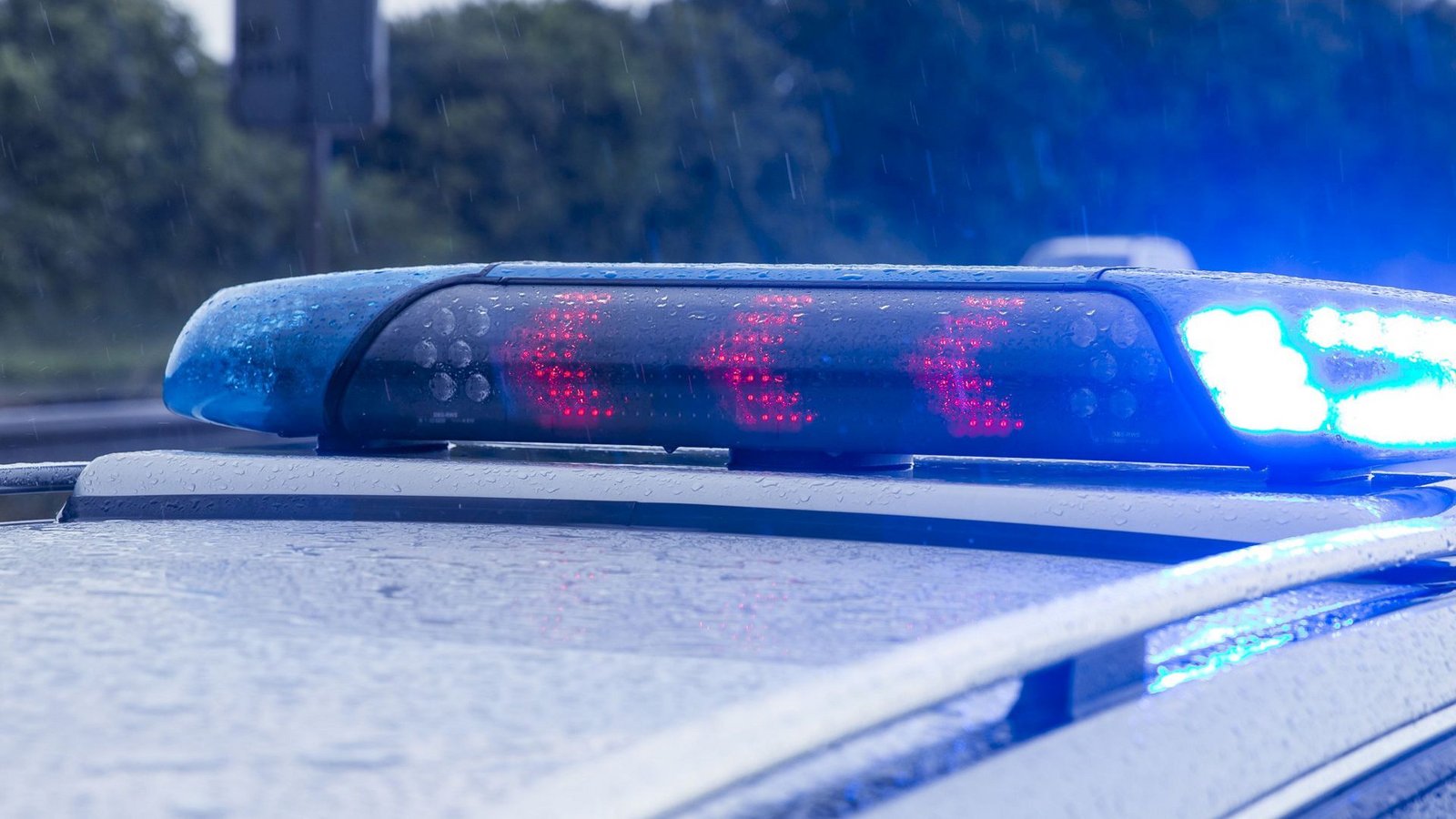Während die Polizei den Unfall aufnahm, fuhr ein Opel in einen Streifenwagen (Symbolbild).Foto: Eibner-Pressefoto/Koenig Während die Polizei den Unfall aufnahm, fuhr ein Opel in einen Streifenwagen (Symbolbild).Foto: Eibner-Pressefoto/Koenig