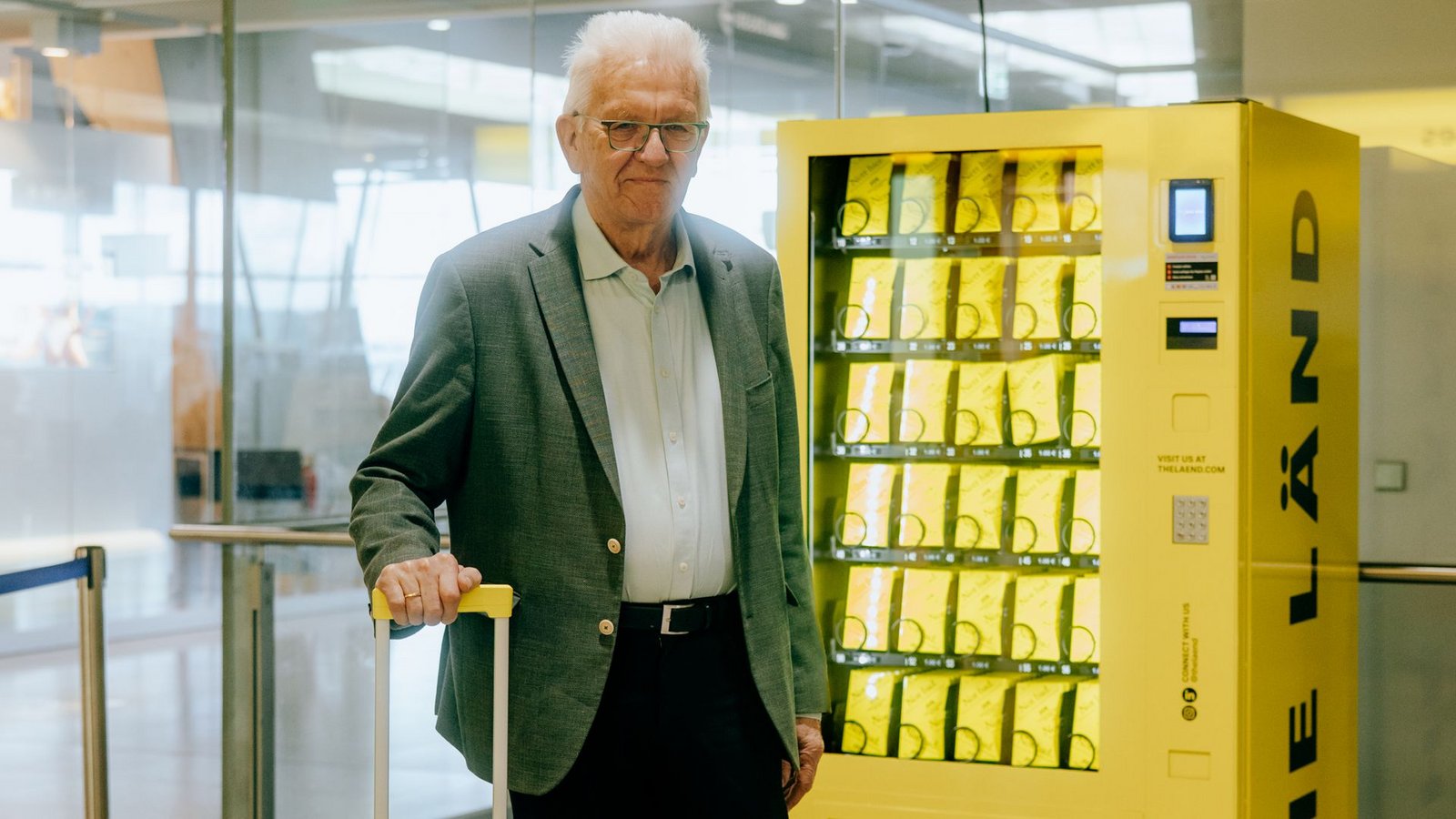 Ministerpräsident Winfried Kretschmann vor dem „Nett-hier“-Sticker-Automat am Flughafen.Foto: lkay Karakurt/Staatsministerium BW Ministerpräsident Winfried Kretschmann vor dem „Nett-hier“-Sticker-Automat am Flughafen.Foto: lkay Karakurt/Staatsministerium BW