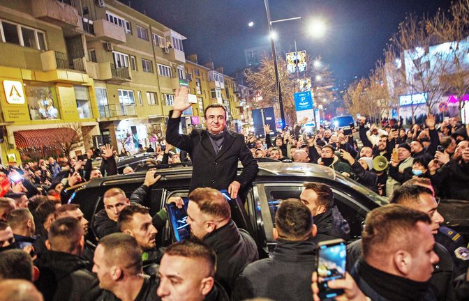 Wahlsieger Albin Kurti lässt sich in Pristina von seinen Anhängern feiern.<span class='image-autor'>Foto: AP/dpa/Visar Kryeziu</span>