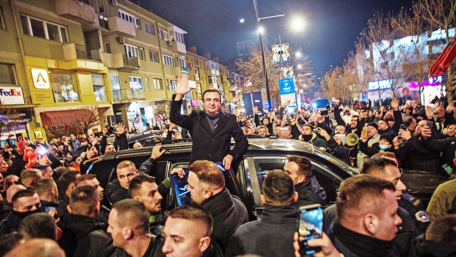 Wahlsieger Albin Kurti lässt sich in Pristina von seinen Anhängern feiern.Foto: AP/dpa/Visar Kryeziu Wahlsieger Albin Kurti lässt sich in Pristina von seinen Anhängern feiern.Foto: AP/dpa/Visar Kryeziu