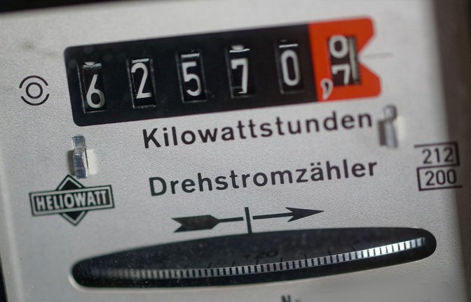 Rund 10 Millionen Haushalte in Deutschland beziehen Strom über den Grundversorgungstarif und bezahlen damit mehr als sie müssten.<span class='image-autor'>Foto: Henning Kaiser/dpa</span>