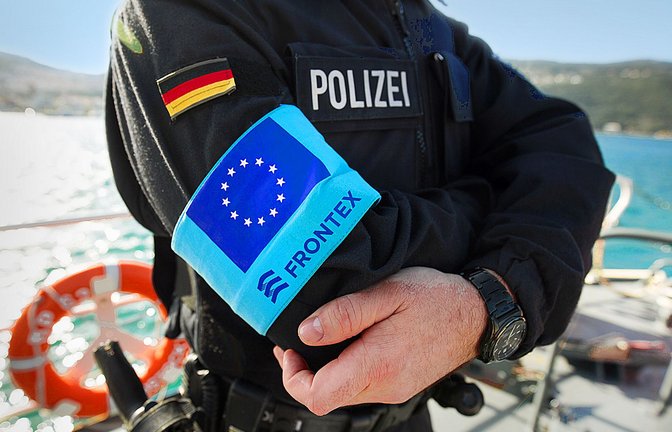 Ein Polizist der Grenzschutzagentur Frontex im Hafen der Insel Samos<span class='image-autor'>Foto: dpa/Christian Charisius</span>