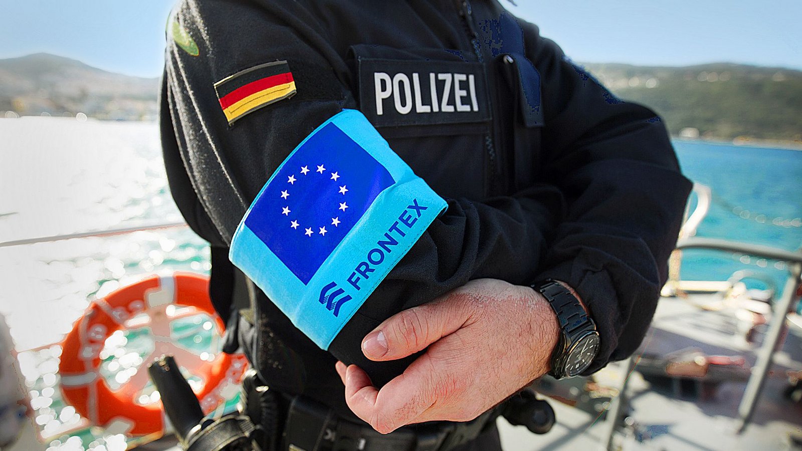 Ein Polizist der Grenzschutzagentur Frontex im Hafen der Insel SamosFoto: dpa/Christian Charisius Ein Polizist der Grenzschutzagentur Frontex im Hafen der Insel SamosFoto: dpa/Christian Charisius