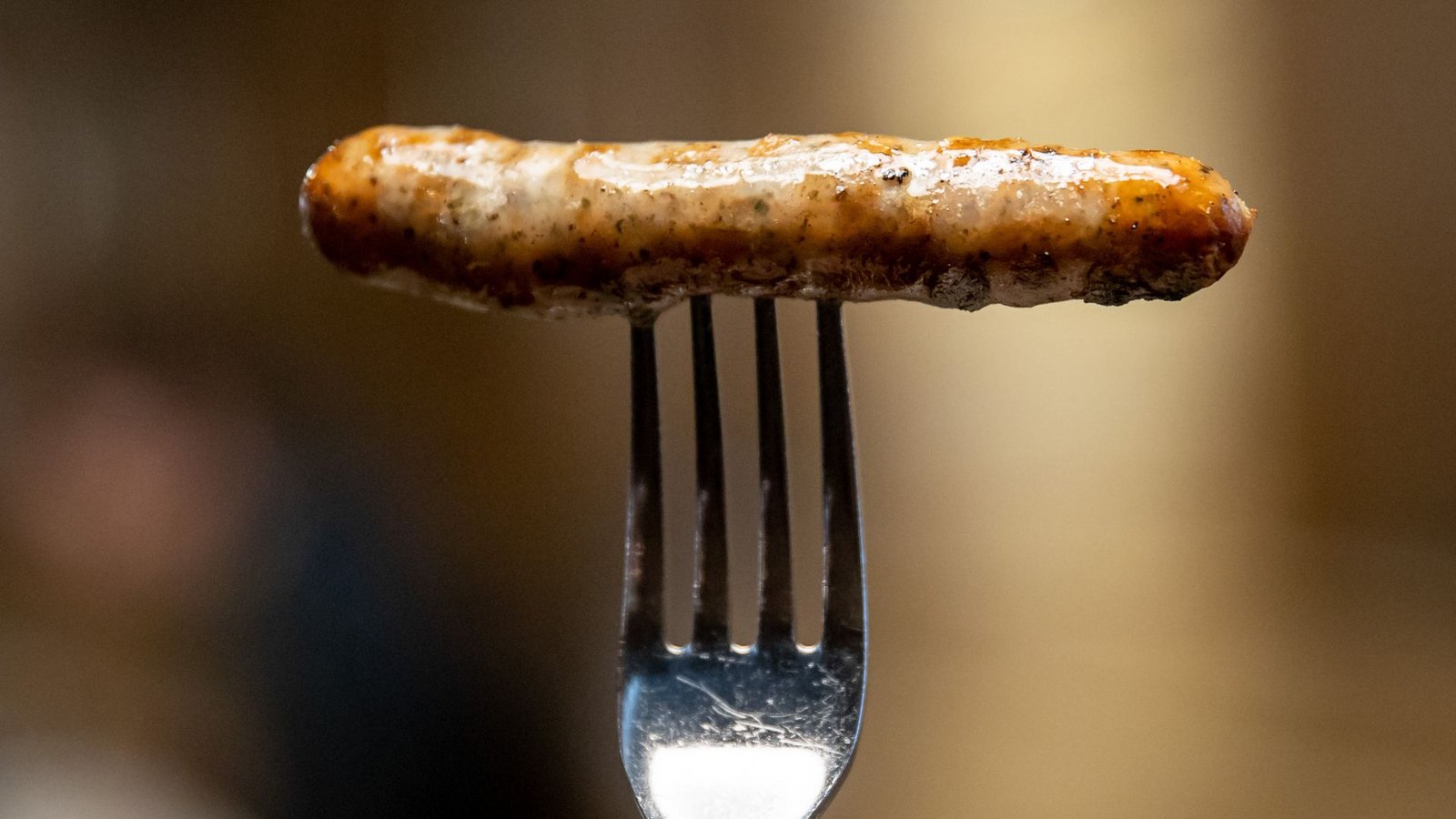 Eine Nürnberger Bratwurst steckt auf einer Gabel.Foto: dpa/Daniel Karmann Eine Nürnberger Bratwurst steckt auf einer Gabel.Foto: dpa/Daniel Karmann