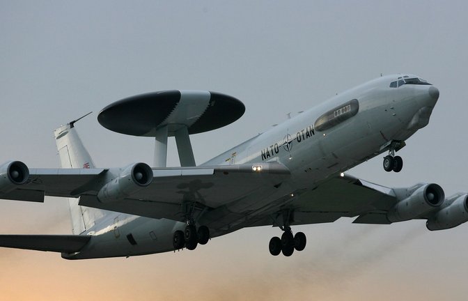 Im russischen Visier: Ein AWACS-Frühwarnsystem der Nato beim Start in Geilenkirchen. Der Fliegerhorst war  wiederholt Ziel  von Ausspähversuchen .<span class='image-autor'>Foto: dpa/dpa</span>