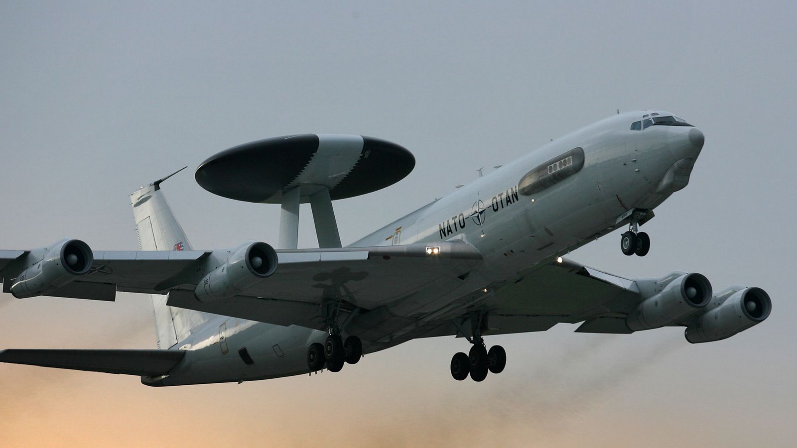 Im russischen Visier: Ein AWACS-Frühwarnsystem der Nato beim Start in Geilenkirchen. Der Fliegerhorst war wiederholt Ziel von Ausspähversuchen .Foto: dpa/dpa Im russischen Visier: Ein AWACS-Frühwarnsystem der Nato beim Start in Geilenkirchen. Der Fliegerhorst war wiederholt Ziel von Ausspähversuchen .Foto: dpa/dpa
