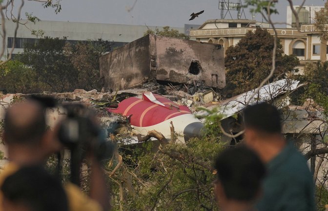 An der Absturzstelle  wurden weitere Leichen gefunden.<span class='image-autor'>Foto: AP/dpa/Rafiq Maqbool</span>