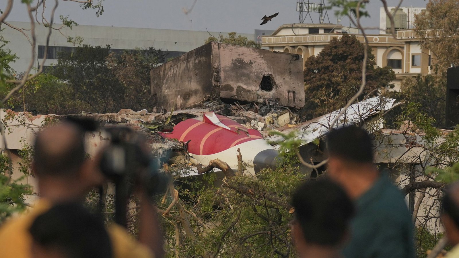 An der Absturzstelle  wurden weitere Leichen gefunden.Foto: AP/dpa/Rafiq Maqbool