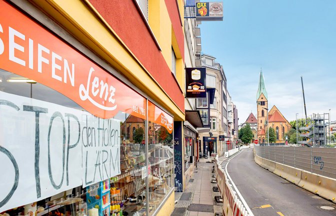 Im Schaufenster von Seifen Lenz wird auf das Problem mit der Baustelle hingewiesen – ganz zu schweigen von den beengten Gehwegen nahe der Leonhardskirche.<span class='image-autor'>Foto: Lichtgut/Max Kovalenko</span>