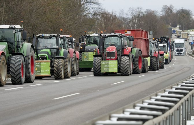 Bauern blockieren die B10 bei Korntal-Münchingen.<span class='image-autor'>Foto: Simon Granville/Simon Granville</span>