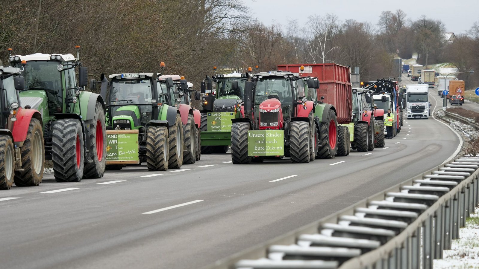Bauern blockieren die B10 bei Korntal-Münchingen.Foto: Simon Granville/Simon Granville Bauern blockieren die B10 bei Korntal-Münchingen.Foto: Simon Granville/Simon Granville