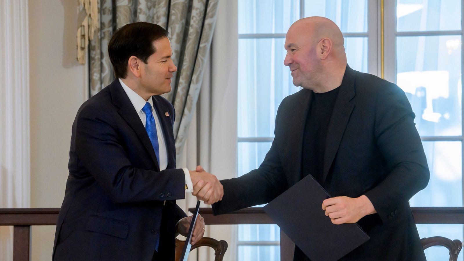 US-Außenminister Marco Rubio und UFC-Boss Dana White unterzeichnen eine Absichtserklärung für eine Partnerschaft.Foto: Rod Lamkey/AP/dpa
