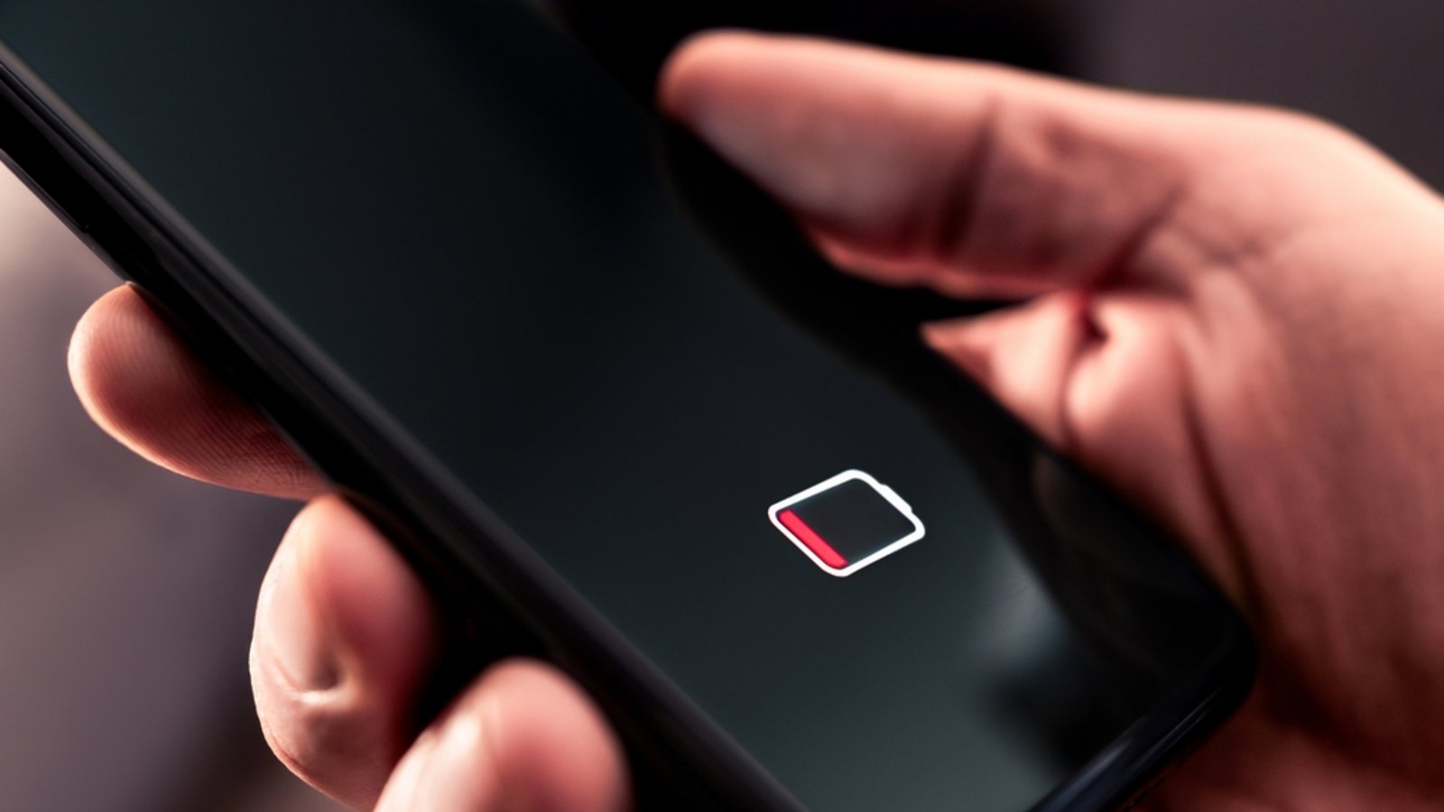 Probieren Sie diese Tricks, wenn das Handy nicht lädt.Foto: Tero Vesalainen / shutterstock.com