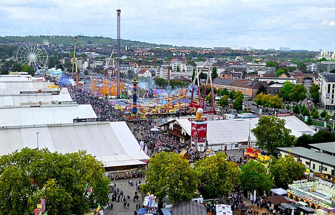 Blick auf den Cannstatter Wasen am Sonntagnachmittag.<span class='image-autor'>Foto: Andreas Rosar</span>