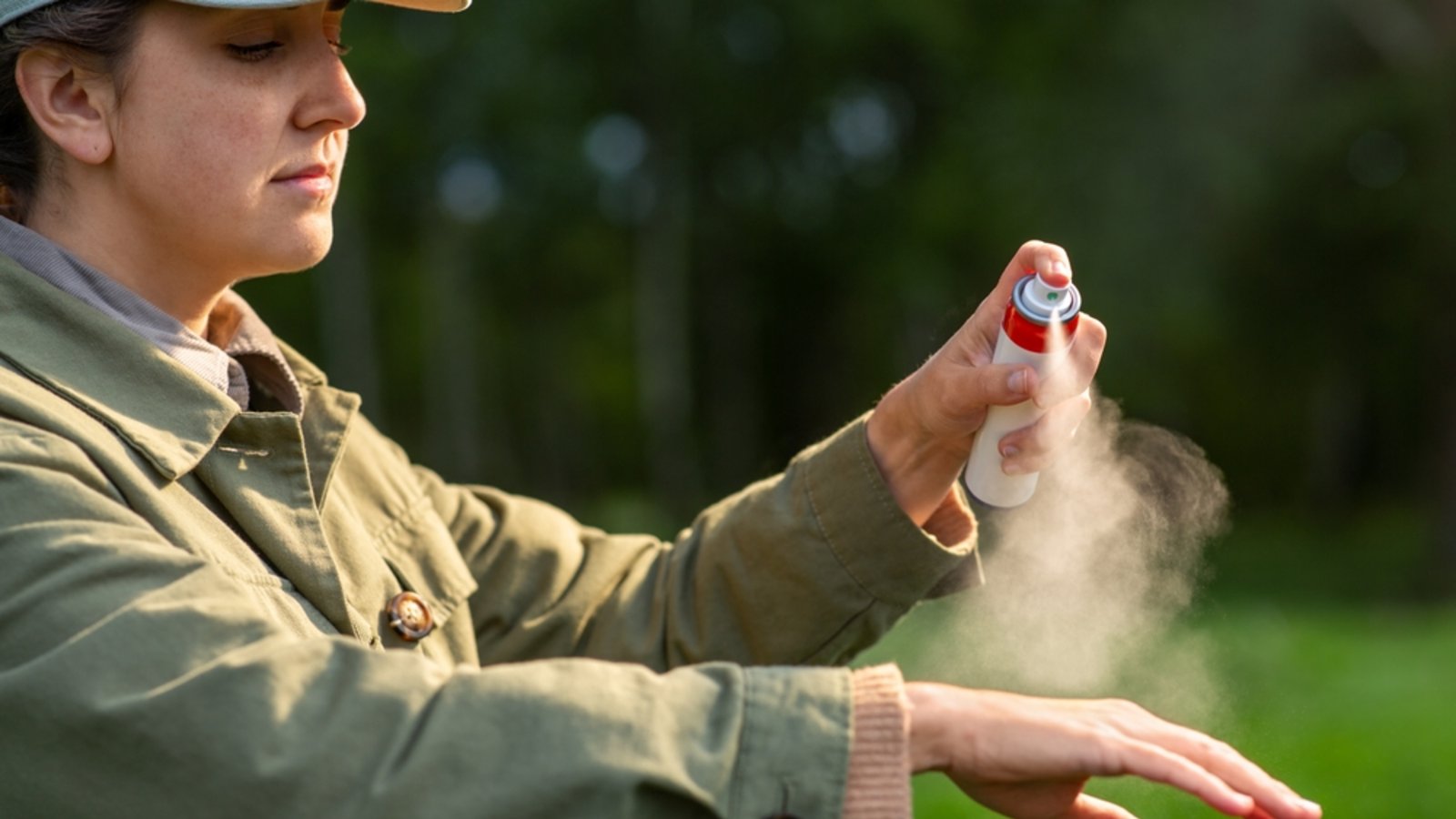 Das Mittel schützt gegen Mücken, aber ist es bedenklich für die Gesundheit?Foto: Syda Productions / shutterstock.com Das Mittel schützt gegen Mücken, aber ist es bedenklich für die Gesundheit?Foto: Syda Productions / shutterstock.com