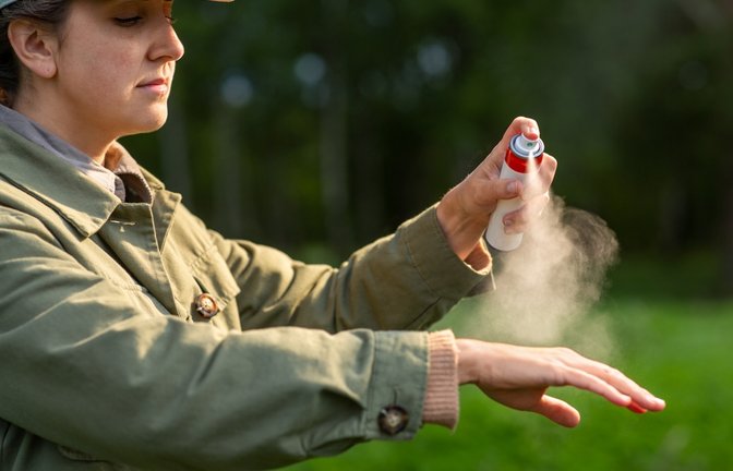 Das Mittel schützt gegen Mücken, aber ist es bedenklich für die Gesundheit?<span class='image-autor'>Foto: Syda Productions / shutterstock.com</span>