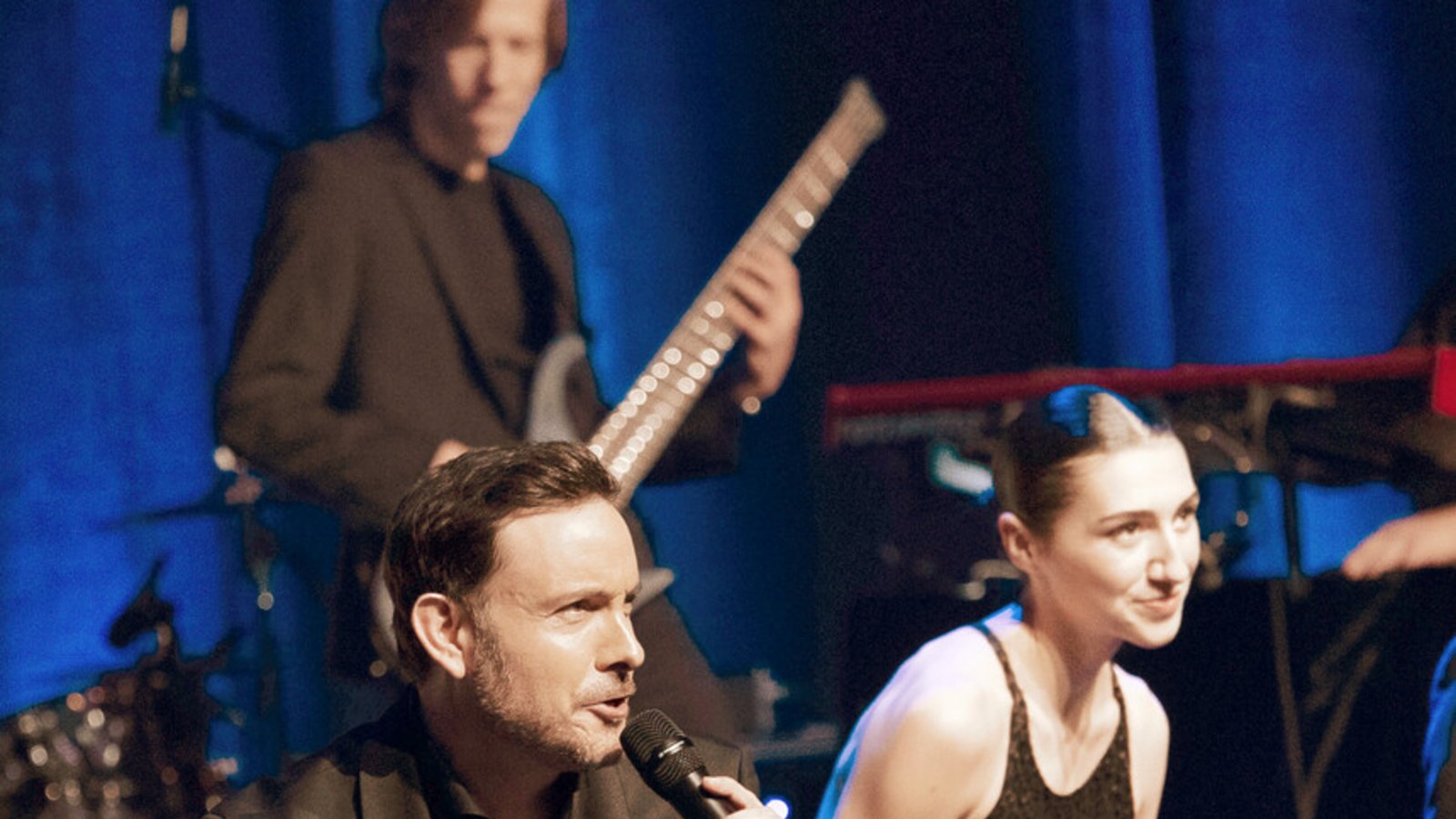 Eric Gauthier mit Ensemblemitgliedern und Showband bei der letztjährigen Nacht der Lieder.Foto: Lichtgut/Leif Piechowski Eric Gauthier mit Ensemblemitgliedern und Showband bei der letztjährigen Nacht der Lieder.Foto: Lichtgut/Leif Piechowski