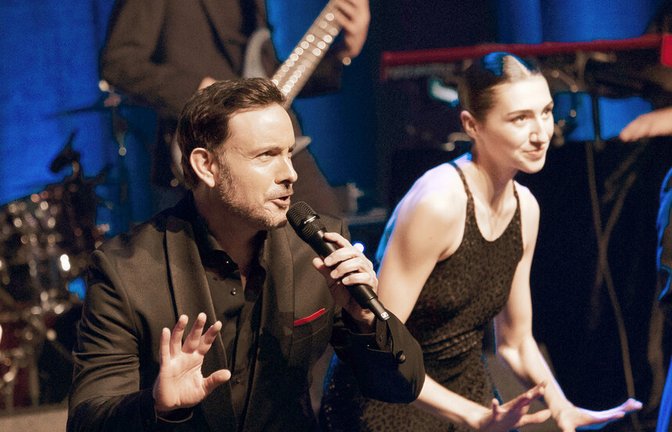 Eric Gauthier mit Ensemblemitgliedern und Showband bei der letztjährigen Nacht der Lieder.<span class='image-autor'>Foto: Lichtgut/Leif Piechowski</span>