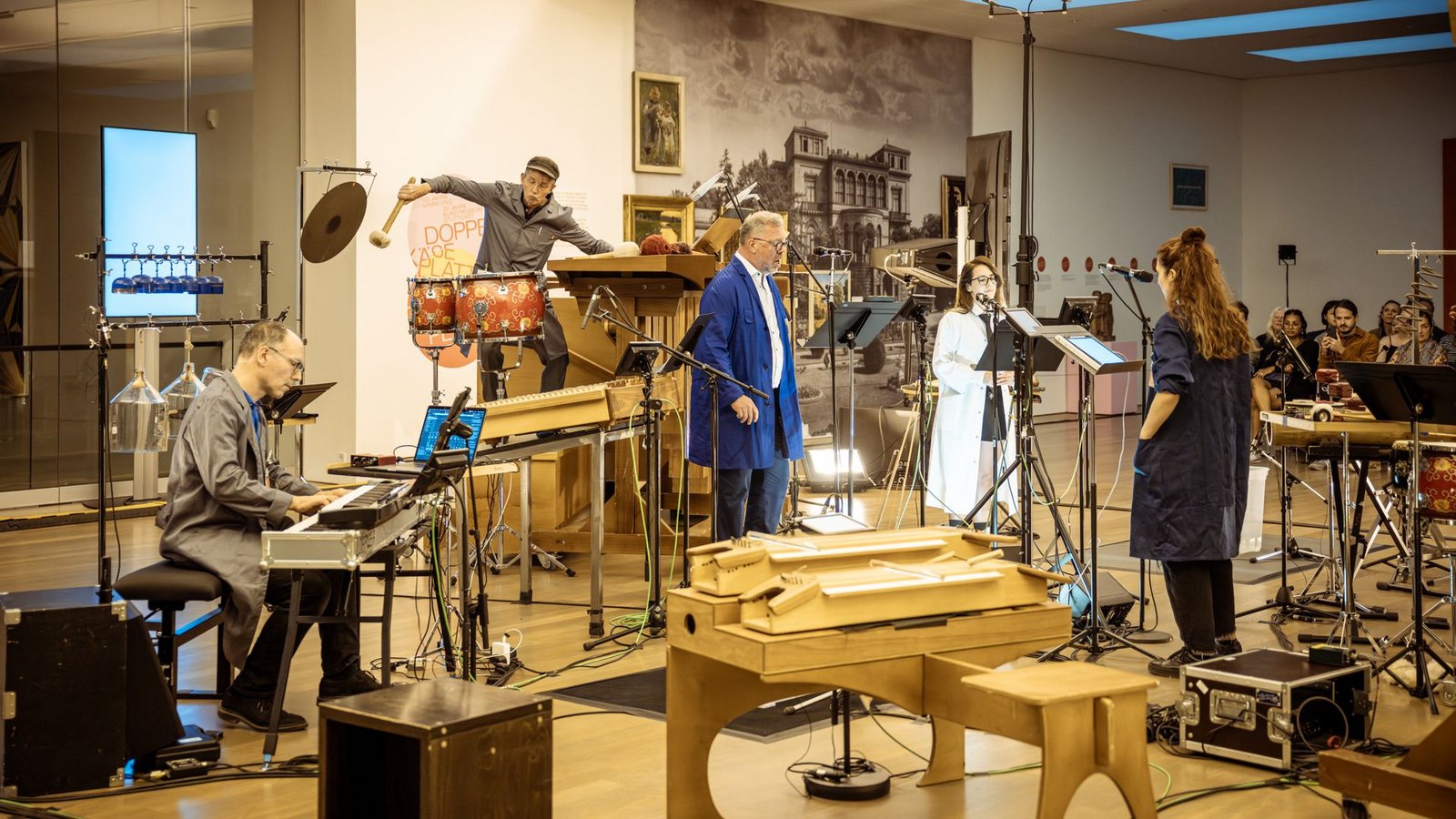 Bei „The great Wayfinders“ kommt einiges zusammen – Vocalsolisten, Technik, Musikinstrumente und Kunst.Foto: Gerald Ulmann Bei „The great Wayfinders“ kommt einiges zusammen – Vocalsolisten, Technik, Musikinstrumente und Kunst.Foto: Gerald Ulmann