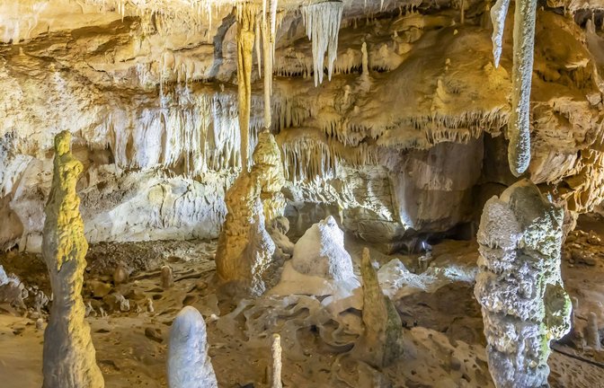 Eine Höhle der Schwäbischen Alb ist die Kulisse für ein Abenteuer in Iris Lemanczyks Kinderbuch „Fischi tappt im Dunkeln“. Unser Bild zeigt die Bärenhöhle bei Sonnenbühl-Erpfingen.<span class='image-autor'>Foto: imago/Arnulf Hettrich</span>
