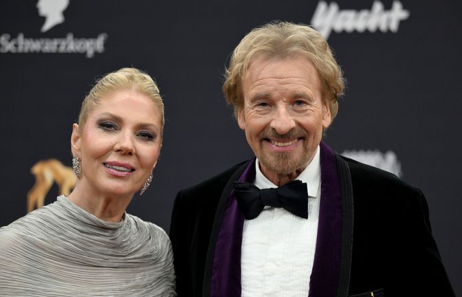 Leicht abgemagerter - aber tapferer - Thomas Gottschalk (75) mit Ehefrau Karina Mroß (62).<span class='image-autor'>Foto: Felix Hörhager/dpa/Felix Hörhager</span>