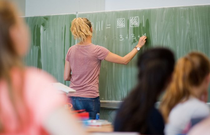 Sechzig Prozent der Fünftklässler braucht Hilfestellung in Mathe, sonst kann er dem Unterricht nicht folgen.<span class='image-autor'>Foto: dpa/Julian Stratenschulte</span>